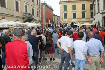 Sgarbi... baci, abbracci e contestazioni