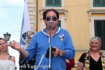 Sgarbi... baci, abbracci e contestazioni