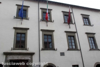 Sgarbi... baci, abbracci e contestazioni