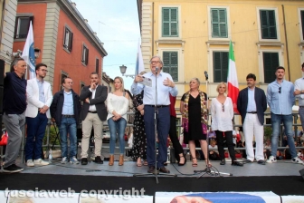 Sgarbi... baci, abbracci e contestazioni