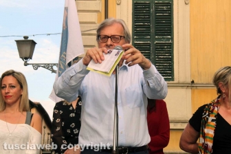 Sgarbi... baci, abbracci e contestazioni