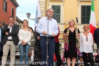 Sgarbi... baci, abbracci e contestazioni