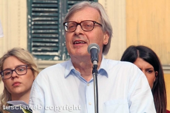 Sgarbi... baci, abbracci e contestazioni