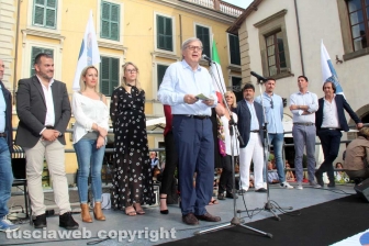 Sgarbi... baci, abbracci e contestazioni