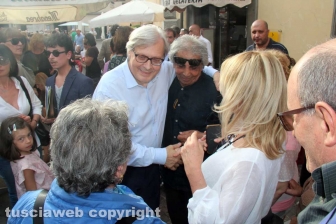 Sgarbi... baci, abbracci e contestazioni
