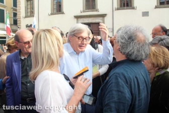Sgarbi... baci, abbracci e contestazioni