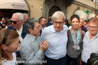 Sgarbi... baci, abbracci e contestazioni