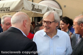 Sgarbi... baci, abbracci e contestazioni