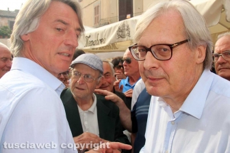 Sgarbi... baci, abbracci e contestazioni