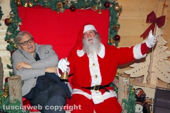 Sutri - Caffeina Christmas Village - Vittorio Sgarbi con Babbo Natale