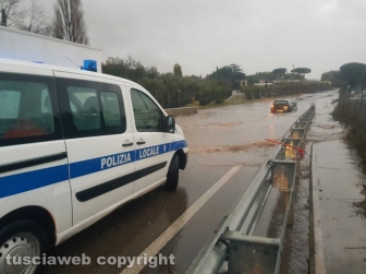 Viterbo - Si allaga via dell'Agricoltura, macchina rimane bloccata - La polizia locale