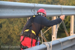 Viterbo -  Superstrada - Si uccide buttandosi dal ponte