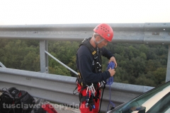 Viterbo -  Superstrada - Si uccide buttandosi dal ponte