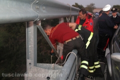 Viterbo -  Superstrada - Si uccide buttandosi dal ponte