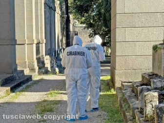 Si uccide con un colpo di pistola davanti al cimitero - Carabinieri