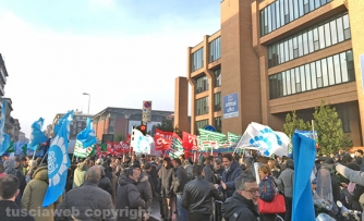 Sileoni e Camusso in piazza con i bancari