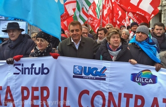 Sileoni e Camusso in piazza con i bancari