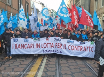 Sileoni e Camusso in piazza con i bancari