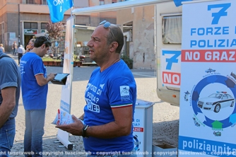 La manifestazione Sap agli Almadiani