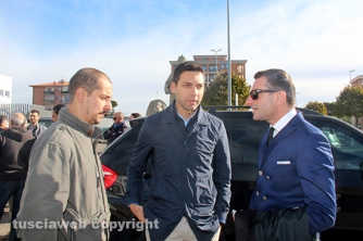 Il sit-in dei sostenitori della famiglia Manca - Da destra: Gianluca Manca e i parlamentari M5S Francesco D\'Uva e Massimiliano Bernini