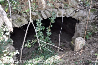 Viterbo - L\'ingresso agli ambienti d\'epoca romana ridotti a discarica