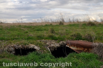 Viterbo - L\'ingresso agli ambienti d\'epoca romana ridotti a discarica