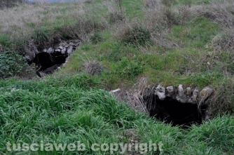 Viterbo - L\'ingresso agli ambienti d\'epoca romana ridotti a discarica