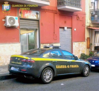 La Guardia di finanza smantella traffico di false griffe di lusso