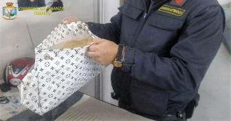 La Guardia di finanza smantella traffico di false griffe di lusso