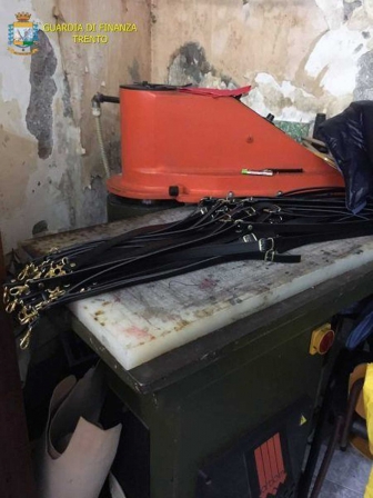 La Guardia di finanza smantella traffico di false griffe di lusso