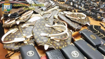 La Guardia di finanza smantella traffico di false griffe di lusso