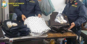 La Guardia di finanza smantella traffico di false griffe di lusso