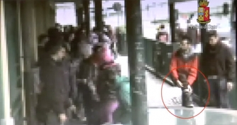 I passaggi di droga e soldi ripresi dalle telecamere dei poliziotti