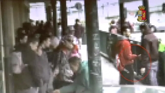 I passaggi di droga e soldi ripresi dalle telecamere dei poliziotti