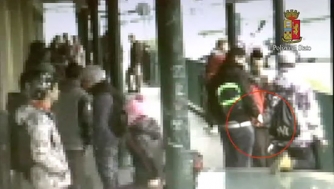 I passaggi di droga e soldi ripresi dalle telecamere dei poliziotti