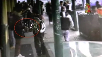 I passaggi di droga e soldi ripresi dalle telecamere dei poliziotti