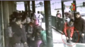 I passaggi di droga e soldi ripresi dalle telecamere dei poliziotti