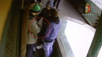 I passaggi di droga e soldi ripresi dalle telecamere dei poliziotti