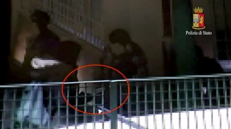 I passaggi di droga e soldi ripresi dalle telecamere dei poliziotti