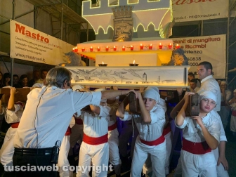 Minimacchina di santa Rosa - Spirale di fede sfila per le vie del Pilastro