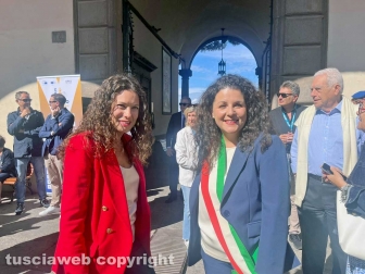 Viterbo - Srotolata la bandiera d’Europa per la Half Marathon - Antonella Sberna con la sindaca Chiara Frontini
