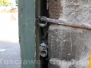 Straziate le porte monumentali