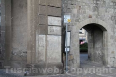 Porta Fiorentina - Un cartello attaccato alle mura
