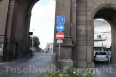 Porta Fiorentina abbellita con i segnali stradali