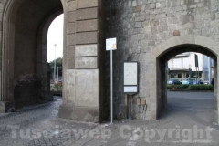 Straziate le porte monumentali - Porta Fiorentina