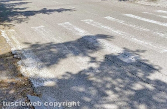 Viterbo - Strisce pedonali invisibili - Davanti alla scuola in via Alessandro Volta