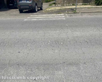 Viterbo - Strisce pedonali invisibili - Via Vico Squarano