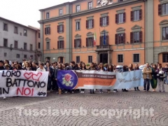 Il corteo degli studenti in piazza del Comune