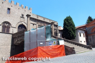 Viterbo - Piazza san Lorenzo - Studenti Unitus al lavoro