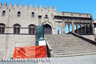 Viterbo - Piazza san Lorenzo - Studenti Unitus al lavoro